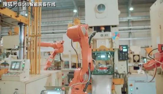 炊具智能工厂内锅智能拉伸线与机器人的研发应用