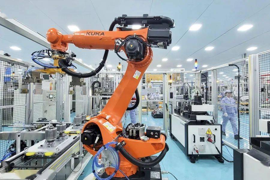 华峰重庆氨纶 以自主创新驱动产业升级，智能机器人研发引领智造新篇