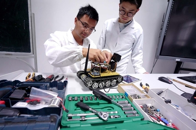 扬大博士引领创新突破，智能物联网机器人重塑未来生活图景